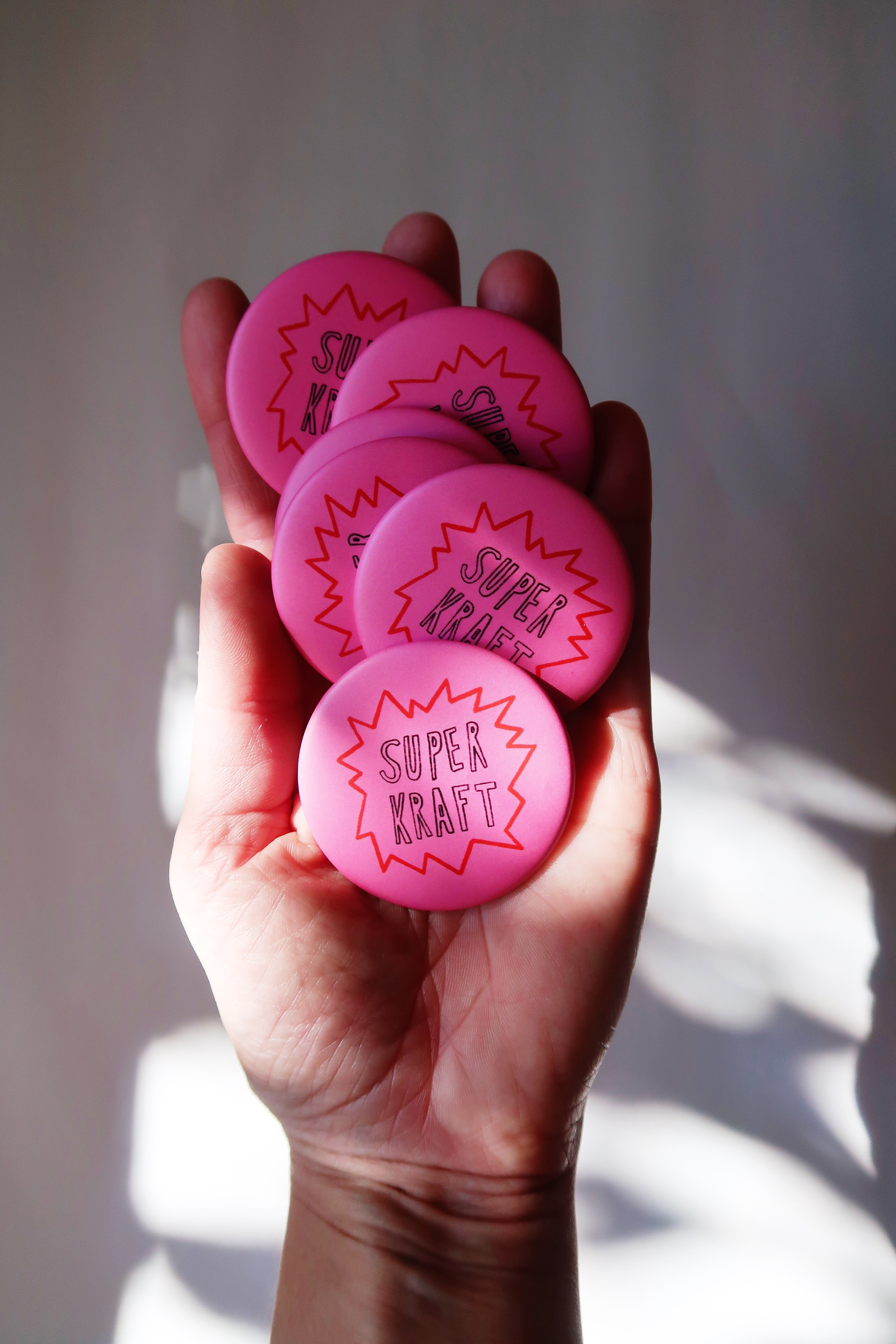 Button Superkraft Pink