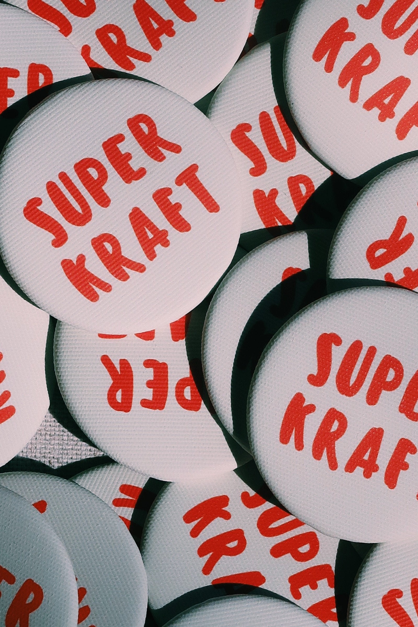 Button Superkraft Weiß/Rot